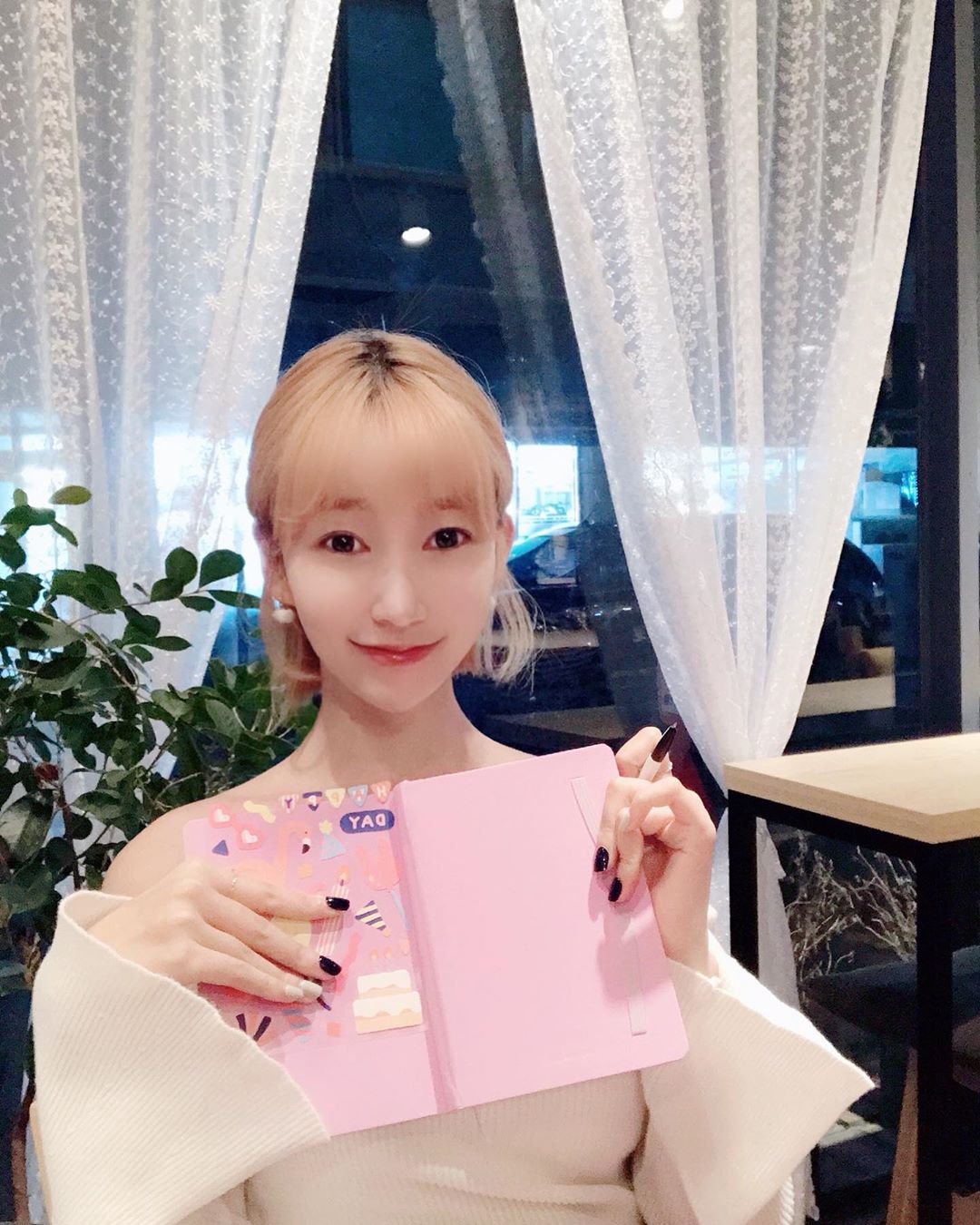 BOMBOM 🌸 on Instagram: “내 요즘 최애 다이어리 💕💕 #1300k #새다이어리개시 💜💜 . 택배 받자마자 심쿵했던, 정말 제가 딱 좋아하는 연보라 색상의 다이어리에요 °₊·ˈ∗♡( ˃̶᷇ ‧̫ ˂̶᷆ )♡∗ˈ‧₊° 스티커는 또 어찌나 귀욤뽀짝 하던지 이거..원 이렇게…”
