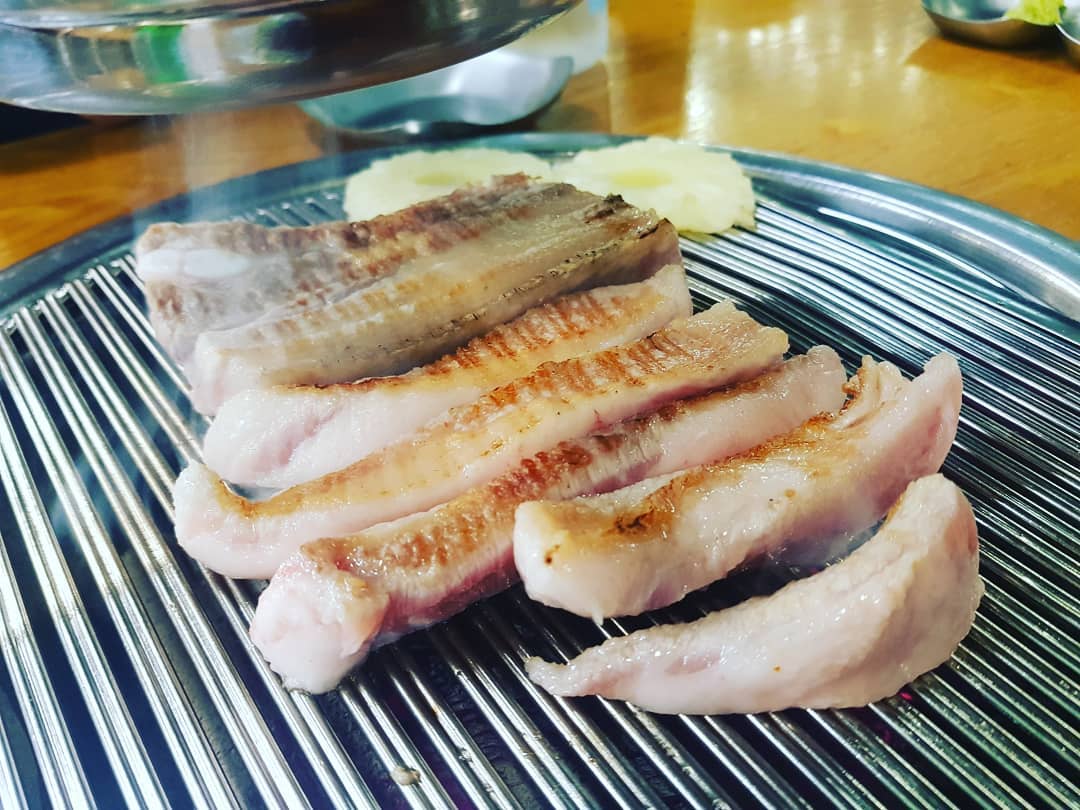 돼지는 역시 흑돼지!（*’∀’人）♥
#함덕해수욕장 근처의 #제주도그릴 인데 역시나 #존맛꿀맛 (∗❛௦❛∗)
#흑돼지모음 이랑 #딱새우된장찌개 먹었는데 역시 맛있당!!₍₍ (ง ˙o˙)ว ⁾⁾
#멜조림 처음 먹어봤는데 맛의 신세계다!!ヾ(o˃‿˂o)ｼ
고기에 찍어 먹어도 맛있고 밥에 비벼 먹어도 맛있음!!(´▽`ʃƪ)♡
공항에서도 가깝고 조천읍에서도 가까운 #제주도흑돼지 (❛∞❛)
#오션뷰 하고 #야외테라스 장난아니당(˵ ͡° ͜ʖ ͡°˵)
jejudogrill #멜조림맛집#함덕맛집#조천맛집#제주맛집#흑돼지맛집#제주도여행시작 #맛집순례 #먹고죽자😆