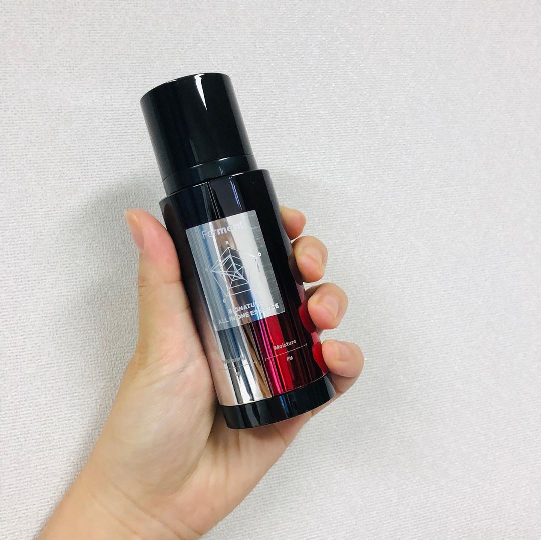 김유주 on Instagram: “딱지아빠 올인원 남자스킨로션.. 유명한 제품들 라뮤0, 빌리0, 이거저거 많이 써봤는데 이거비싸? 하고 다시 사달라고 한 첫 크림 . . . - 스킨+로션+에센스+아이크림+선크림+톤업까지 . . . * DAY(생기충전) : 바르자마자 자연스럽게 즉각…”