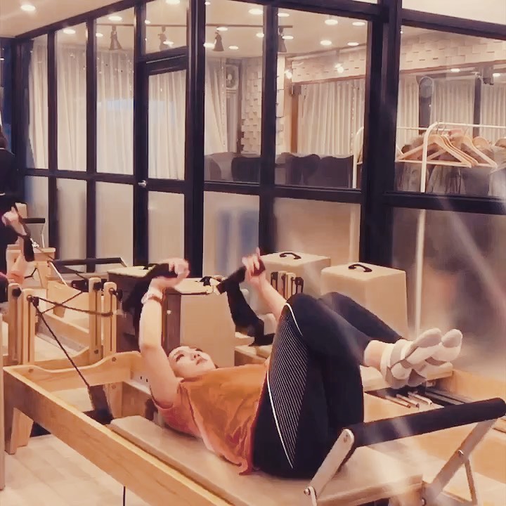 상아가씨⚾️💕 on Instagram: “#리뷰 . . 처음 해보는 필라테스 생각보다 쉬움😂 속근육 잡아주는 건 복식호흡이 젤 어려운 것 같아.습@핫@습하...ㅋ😂🤣강사님 친절하심! #필라테스복 이 왜 중요한지 알았드아😓 나 혼자 펑퍼짐스..🐷 . . #상아스타그램 #운동 #필라테스 .…”
