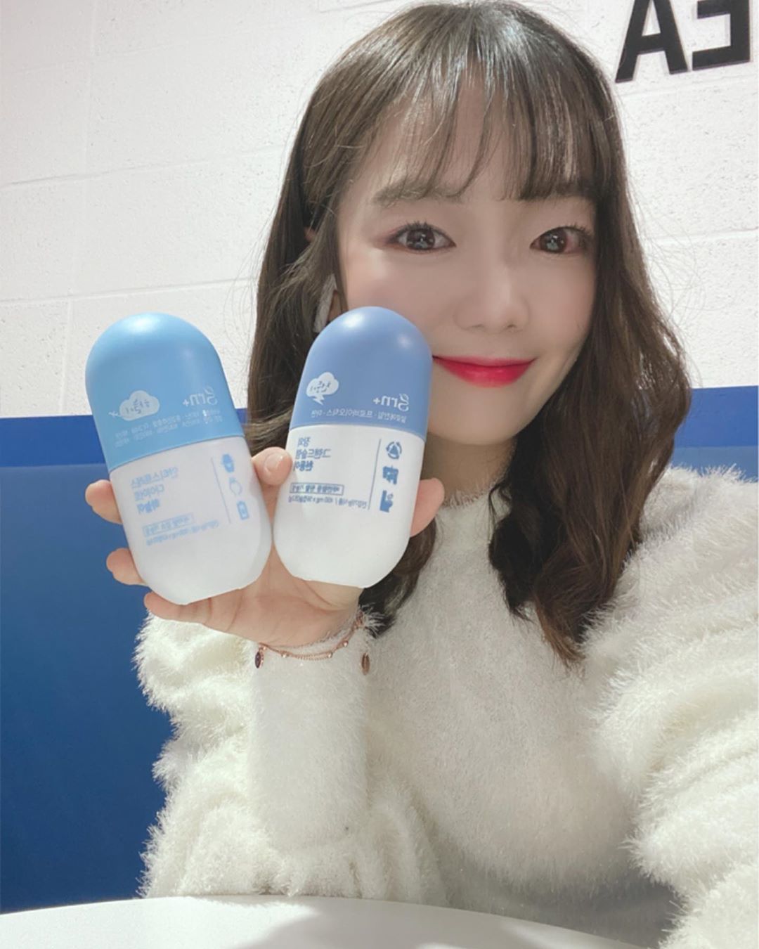서라🐤 on Instagram: “천둥이🌩하늘이💙 먹는 걸 너무 좋아해서,  매일 맛있는 걸 포기 못하는 나. 또 옷 입는 것도 먹는 것 못지않게 좋아해서 먹고 나서 죄책감 들 때가 참 많다. 이런 이유로 다이어트에 좋은 건 이것저것 많이도 먹어봤는데, 얘는 요즘 내 가방 VIP👻…”