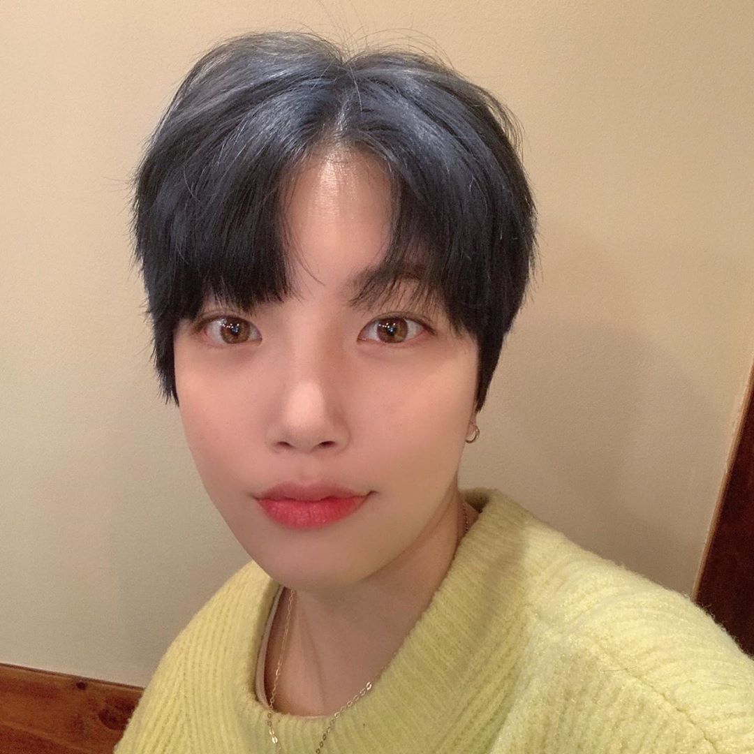 나종주 on Instagram: “청주 율량동 이끌림헤어에서 애쉬그레이로 염색받고 왔어요 !  전에 머리가 탈색 하고 톤 다운해서 머릿결도 상하고 색도 잘 안나오는 상황이였는데도 시간 걸리면서까지 완전 잘해주셨어요 직원 분들도 친절하게 해주셔서 시간이 오래 걸렸는데도 편안한…”