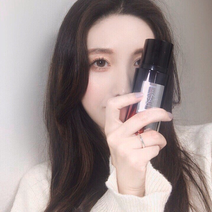 차지원 on Instagram: “남자친구를 위한 💖  시그니처 올인원 에센스💖 - 𝒟𝒶𝓎 - 자외선 차단과 로션 에센스 까지 듬뿍 들어있어요! 톤업도 해줘서 하나로 완벽변신✨ 𝒩𝒾𝑔𝒽𝓉- 잠자는 동안 수분을 충전해주고 아이크림이 들어있어서 주름도 잡아줘요✨ - 💖남자친구한테…”