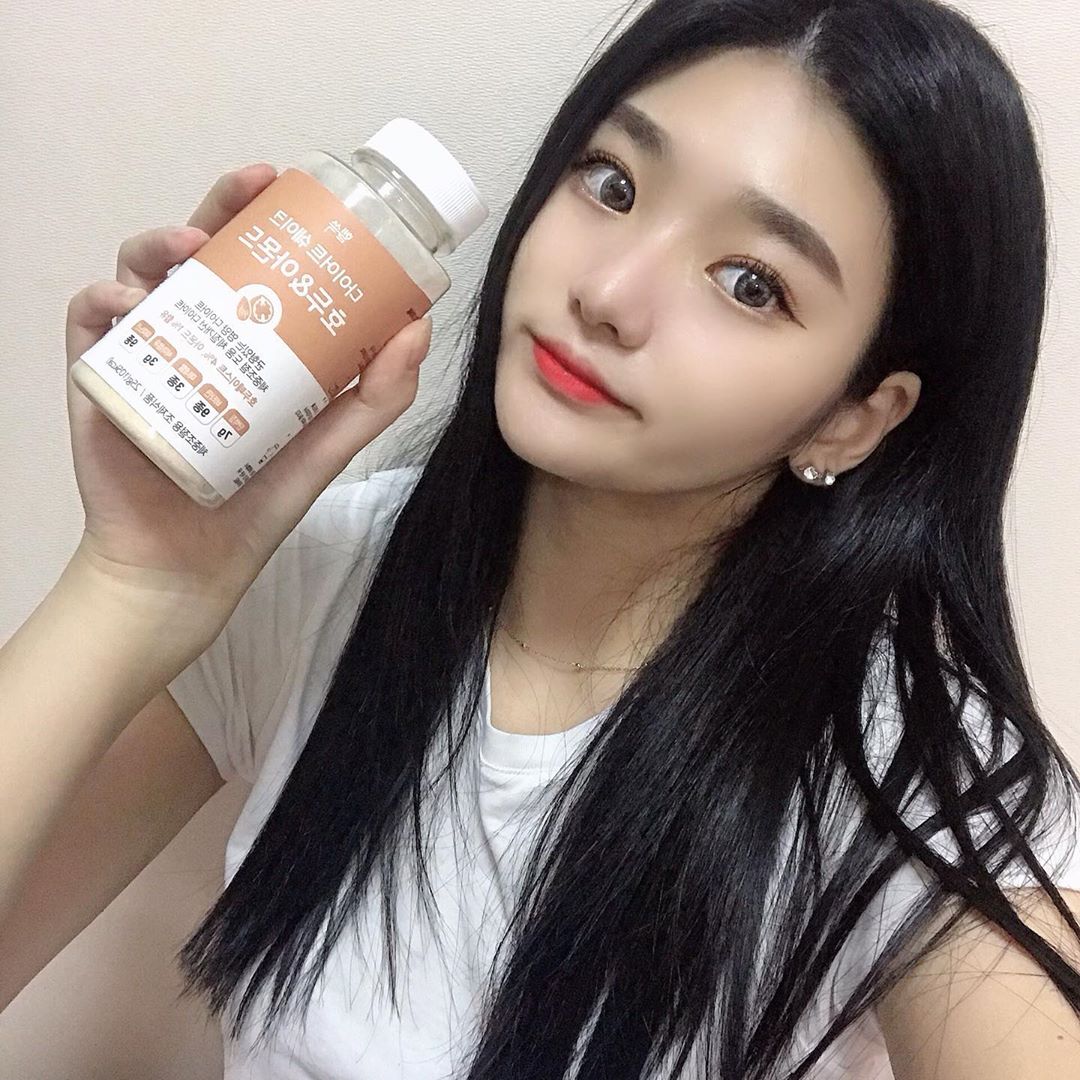 박소희 on Instagram: “밥 먹기 부담스러울땐 헬쓱 먹기 😝😍 맛도 다양해서 골라 먹는 재미도 체고 👍

#헬쓱 #헬쓱다이어트쉐이크 #다이어트쉐이크 #다이어트 #ad #다이어트보조제 #다이어트그램 #리뷰쉐어 #이너뷰티”
