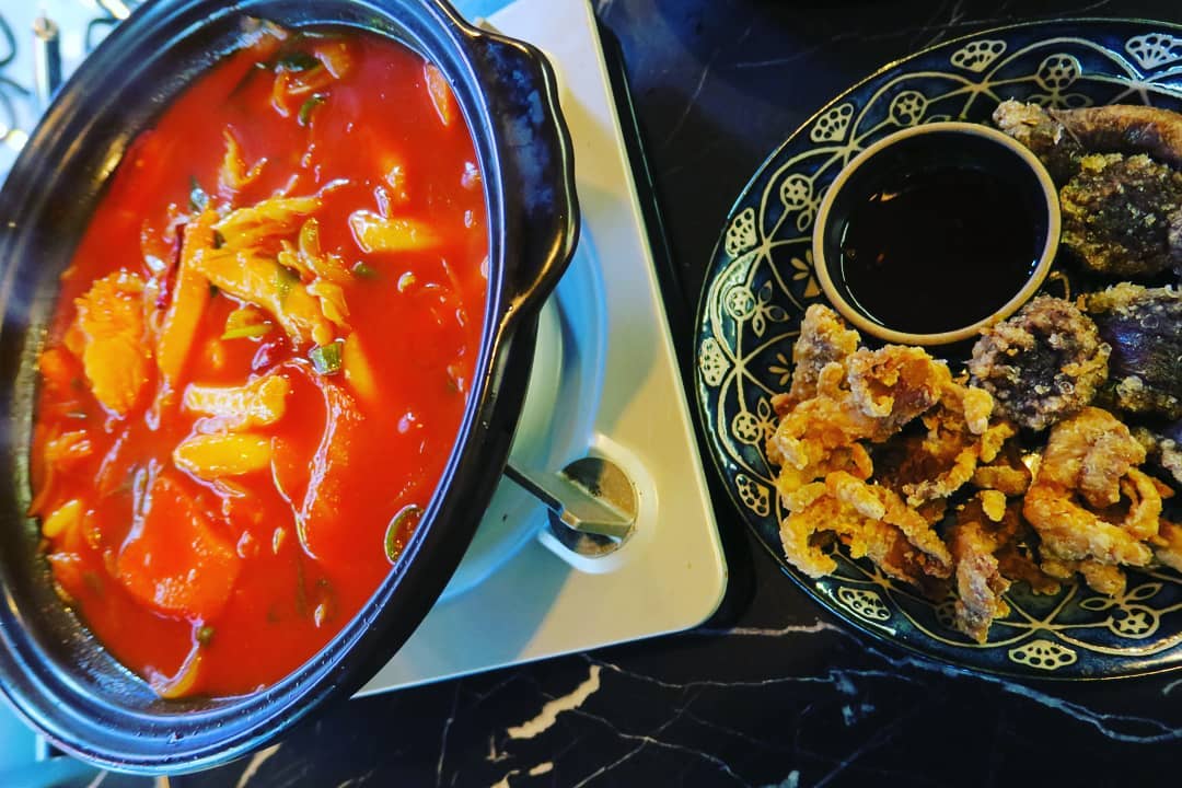 아 미쵸따 존맛이당!!(ღゝ◡╹)ノ♡
새로 오픈했다길래 안 갈 수가 없지! 하고 갔는데 기대 이상이었당（*’∀’人）♥
#전통주 에 퓨전 안주까지 있는데 떡볶이도 있다요٩(ˊᗜˋ)و
내사랑 떡볶이!!*•̀ᴗ•́*
분위기 너무 좋은 거 아냐?!!(๑•᎑< ๑)♡
오후6시부터 새벽5시까지 한당!!(╹◡╹)v
hankook_gun
#떡볶이 #닭발튀김 #순대튀김 다 완전 #취향저격❤️ 진짜#범계존맛 조았당-(*’□’*)ｰ
#한국술집건 처음 갔는데 만족만족 대만족!!୧( “̮ )୨
#범계술집#범계맛집#안양술집#범계역술집#범계jmt