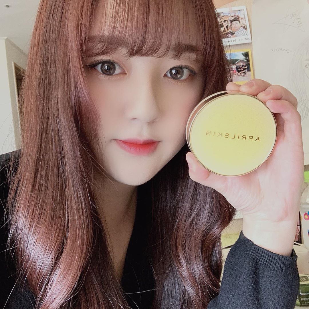 김세은 on Instagram: “에이프릴스킨 리얼 카렌둘라 엠플 광 쿠션🌼 겨울철 촉촉한 피부표현을 위한 필수템이지용🌼  수분, 광채, 커버력까지 완벽한 쿠션!  #에이프릴스킨#aprilskin#aprilskincushion#에이프릴스킨쿠션#에이프릴스킨 #aprilskin…”
