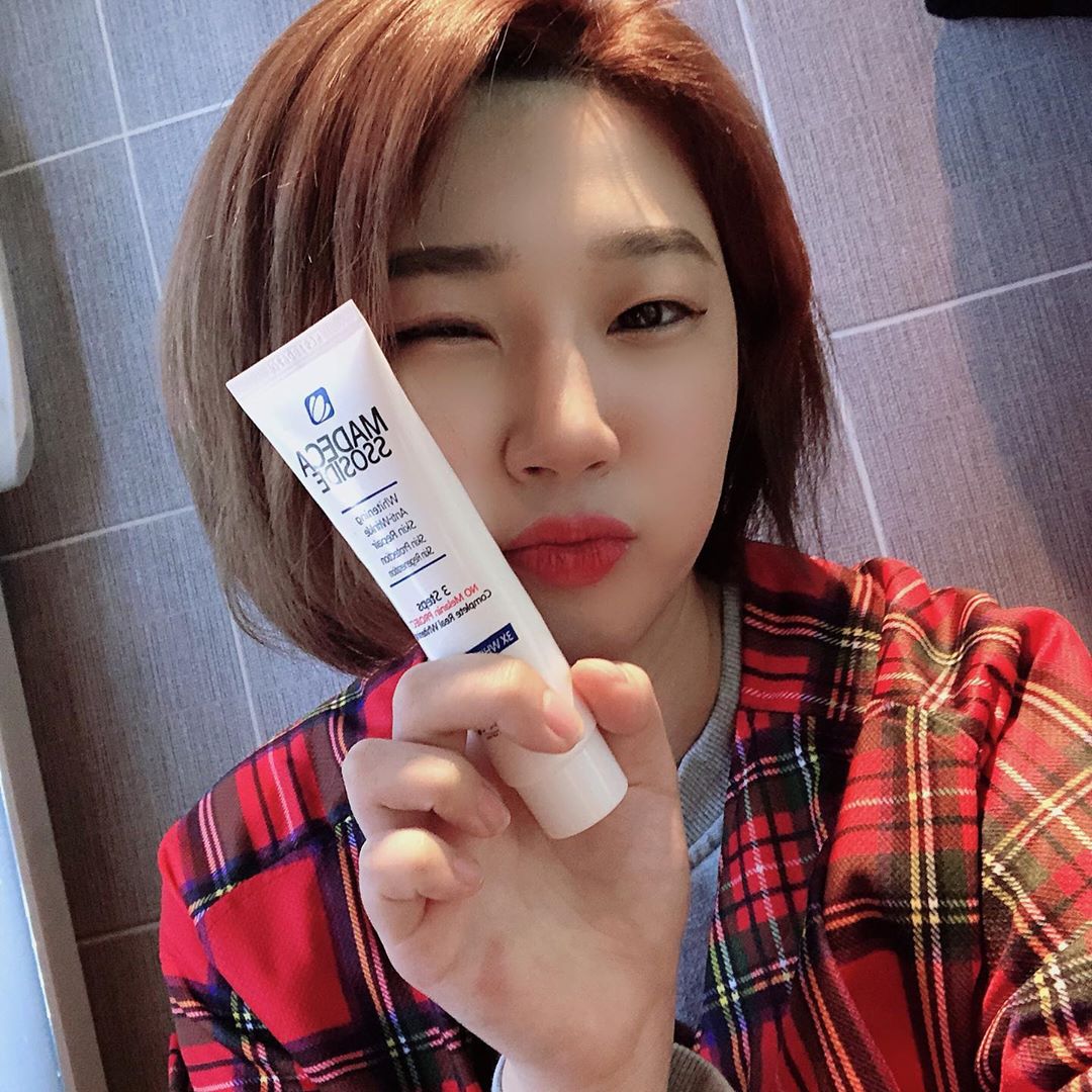 김주연 on Instagram: “알바중에 리뷰쓰기😊 택배받자마자 a4종이에 빼곡하게 길게 편지로 제품설명도해주고 이런데 처음이여서 감동😍 화해어플에서도 분류한 안좋은성분 Zero! 알레르기 성분도 Zero! 진짜 레알 잇템!! 편지에선 냄새때매 호불호 갈린다고 했지만 솔직히 안좋은…”