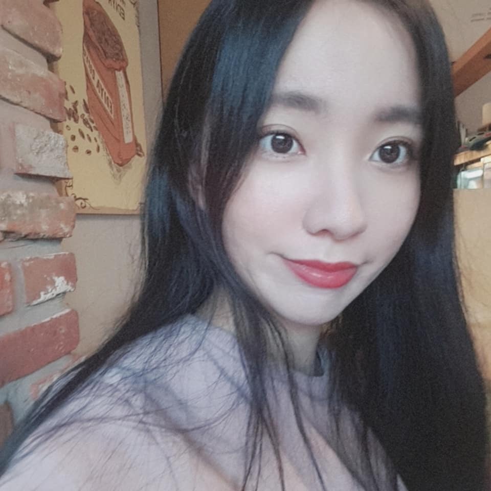 혜미 on Instagram: “반짝반짝☆ 거리는 #에이프릴스킨 #카렌둘라쿠션  사용후기♡ 겨울이 와서 #겨울쿠션 찾고있었는데 적합한 쿠션 발견 ♡ 얼굴에 광채가 도는 느낌 옆으로 넘겨보시면 꽃으로만 바르시면 하이라이터 로도 사용가능하시구 1대4로 바르시면 #광채쿠션 제대로+_+…”