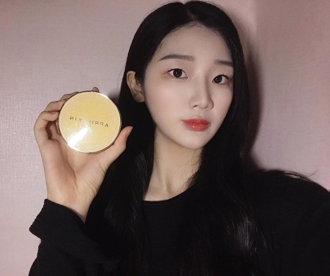 이하늘 Lee Ha Neul on Instagram: “. 에이프릴스킨에서 새로 출시한 쿠션 사용해봤는데 수분과 미백 진정까지 도와줘서 그런지 겨울에 쓰기 딱 좋았어요 🌼  #에이프릴스킨 #aprilskin #리얼카렌둘라앰플광쿠션 #카렌둘라쿠션 #겨울쿠션 #광채쿠션 #쿠션추천 #추천템 #AD…”