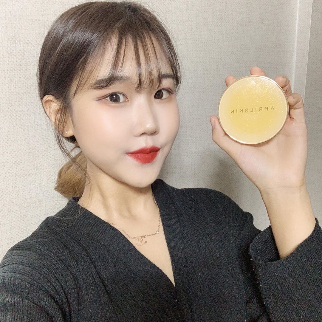 박소정 on Instagram: “에이프릴스킨에서 신상 쿠션 나왔따리🙊 수분+미백을 모두 담은 3중 기능 쿠션으로 빛나는 속광의 비밀! 높은 커버력 & 오래가는 지속력 이번 겨울은 에어프릴 스킨 쿠션으로 보내야지 🥰 #에이프릴스킨 #aprilskin #리얼카렌둘라앰플광쿠션…”