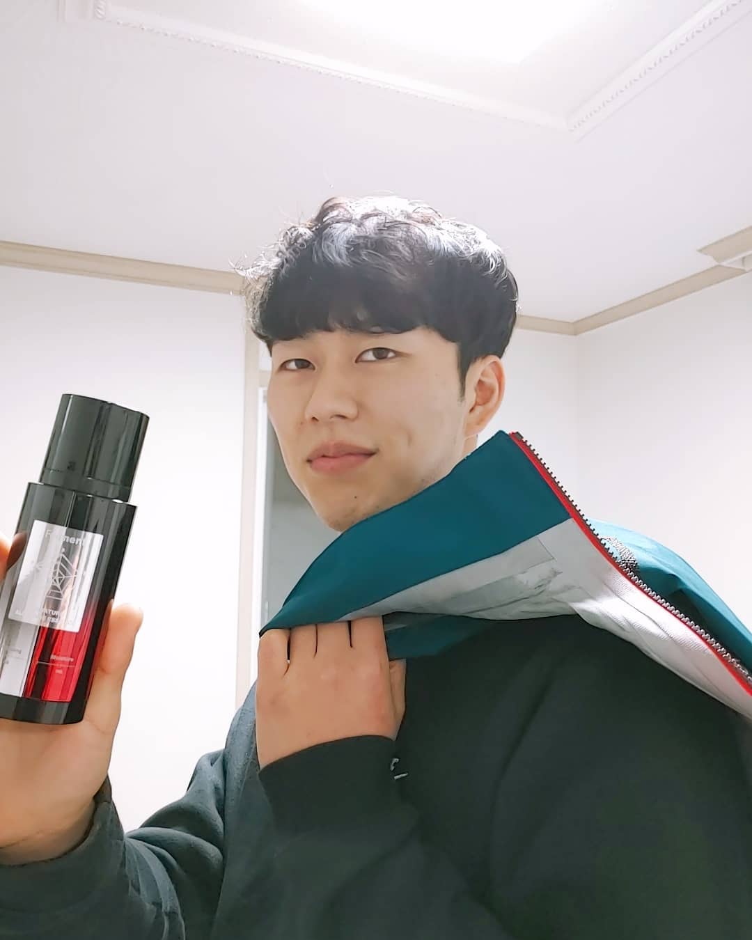 오 소희 on Instagram: “#남자로션  포맨트 시그니처 올인원에센스  사진좀 찍자니깐 멋찐척 ㅋㅋㅋㅋ  남자친구로션선물ㅎ 애터미 가따버렷!  귀찮아서 스킨 에센스 버리고 로션만 바르는 거 다알아 ㅜ ★밤낮 다른로션  하나로 써요  아침엔🌞스킨+로션+아이크림+에센스+톤업+선크림…”