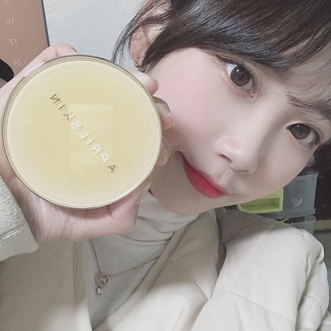 ◡̈ ❥ on Instagram: “겨울만 되면 건성 건성해지니까 촉촉한 쿠션 써야지 지속력도 최공🧖🏻‍♀️ .
.
#에이프릴스킨 #aprilskin #리얼카렌둘라앰플광쿠션 #카렌둘라쿠션 #겨울쿠션 #광채쿠션 #쿠션추천 #추천템 #AD #리뷰쉐어 #ad”