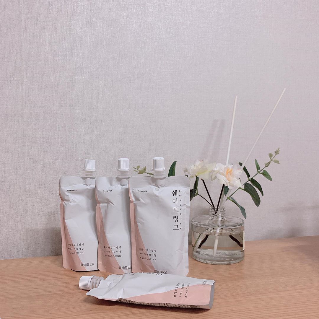 쏘영🐷 on Instagram: “아침이면 얼굴,손이 부어서 달덩이 같아서 하루 두번씩 꼬박꼬박 챙겨먹는거!! 몸 속에 있는 노폐물이랑 나트륨을 배출해줘서 체내수분 유지해준다고 해요! 효과는 좋네요!! 아침마다 얼굴 붓는 사람들한텐 필수! #쉐이드링크 #shaderink #네이버1위…”