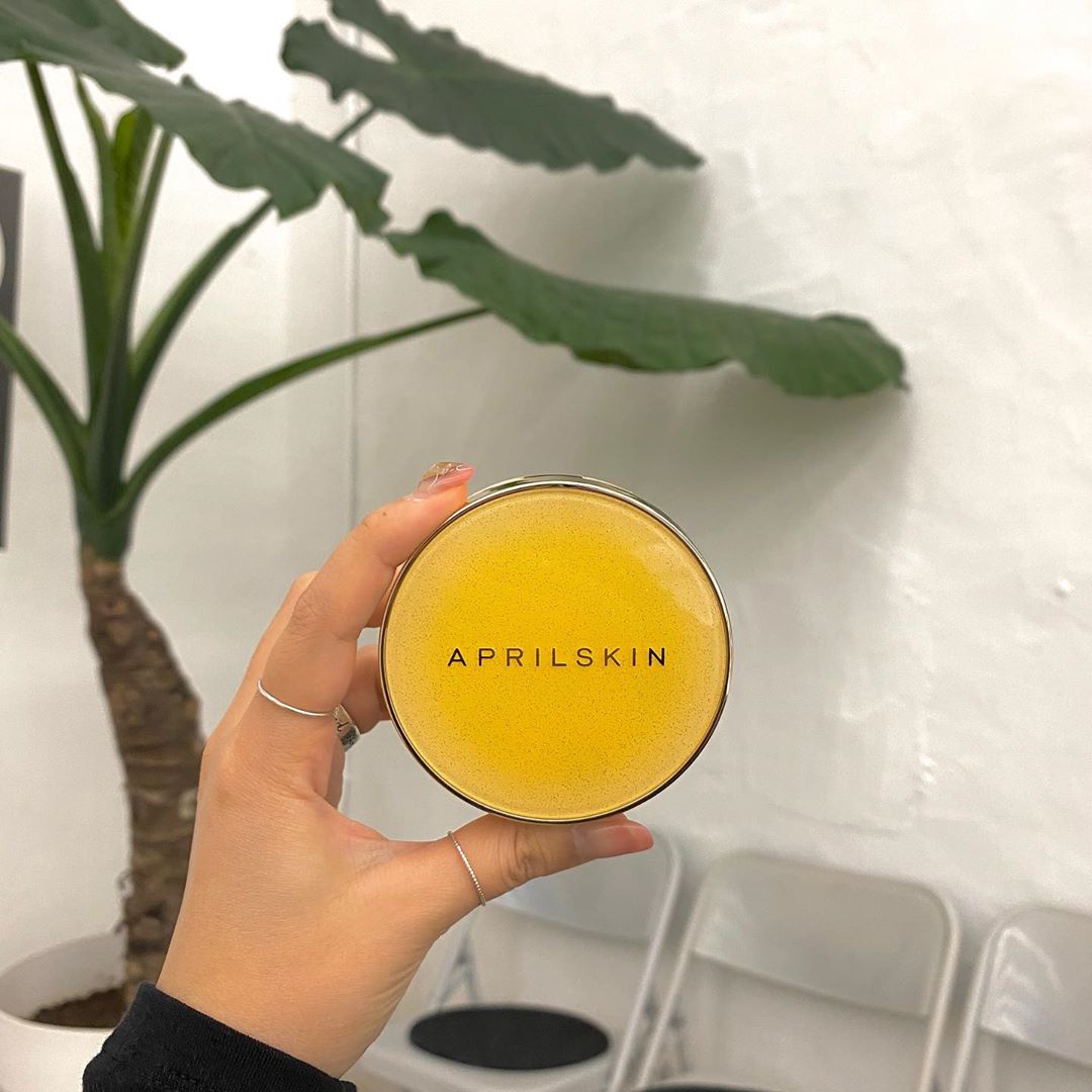 [ U & MODE ] on Instagram: “NEW!! 💛에이프릴스킨에서💛
리얼 카렌둘라 앰플 광 쿠션이 나왔댜 💛
진정+수분+미백을 모두 담은 3중 기능에
지속력 좋고 커버력도 짱이다 💛
겨울만 되면 건성인 나에게 광이 나는 마법👍🏻
무엇보다 케이스랑 안에 꽃 모양이 넘 귀욥 💛”