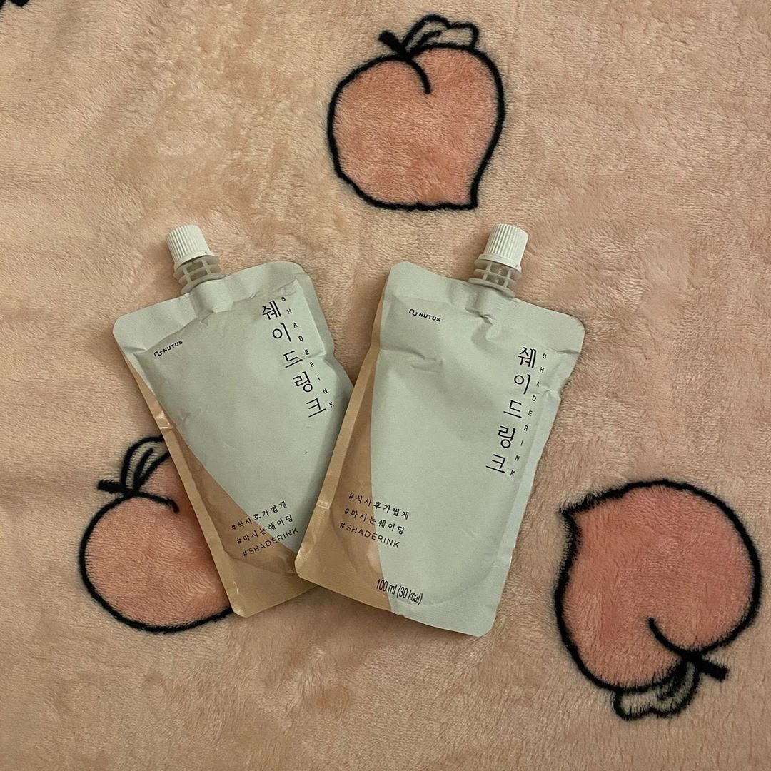 서라🐤 on Instagram: “✔️쉐이드링크  나는 아침 얼굴과 저녁 얼굴이 정말 다르다👀 내 주변 사람들은 내가 잘 붓는 체질이라는 건 다 안다.  그 정도로 아침마다 붓기랑 전쟁이다😠 진짜 호박즙 부터 차, 한약까지 붓기에 좋다는 것들은 꾸준히 도전 중이다!🤟🏻 - 이번에…”