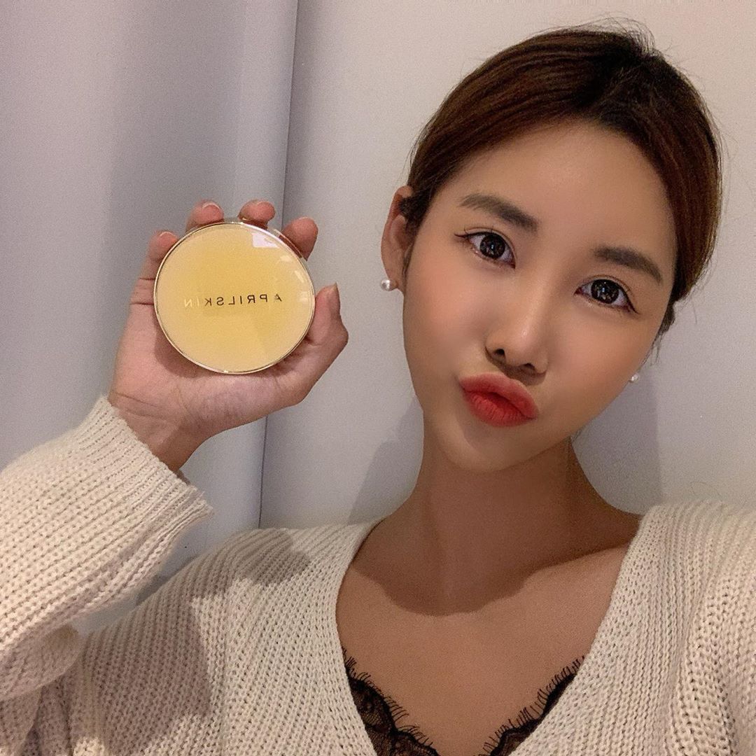 FX FITNESS 서면점 팀장 on Instagram: “에이프릴스킨의 신상 리얼 카렌둘라 앰플 광 쿠션😍 . 진정+수분+미백을 모두 담은 3중 기능 쿠션으로 마이크로 기술로 높은 커버력 & 오래가는 지속력은 물론 저자극 판정까지받은 쿠션이에용❤️ . #에이프릴스킨 #aprilskin…”