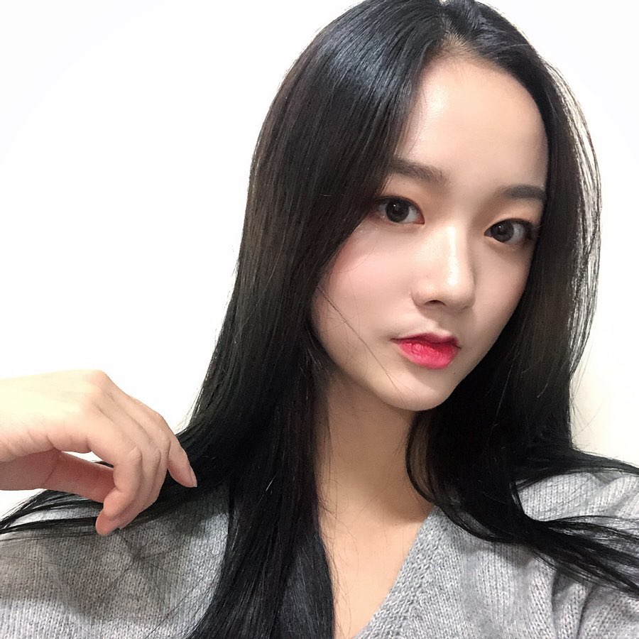 류 음비 on Instagram: “카렌둘라를 함유한 ㄹㅇㅅㅂ(리얼수분...)으로 에센스로 일타쌍피의 효과를 볼슈있어욤 😆❤️역시 에이프릴스킨👍🏻👍🏻💕 #에이프릴스킨 #aprilskin #리얼카렌둘라앰플광쿠션 #카렌둘라쿠션 #겨울쿠션 #광채쿠션 #쿠션추천 #추천템 #AD…”