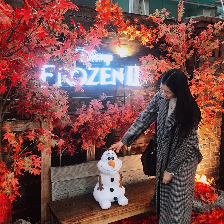 이하늘 Lee Ha Neul on Instagram: “. 올라프보러 이태원 나들이 ☃️ #올라프 #이태원썸머하우스 #썸머하우스 #프로즌페스타 #FrozenFesta #겨울왕국2 #ad . . . . . . . . . . #올라프카페 #olaf #좋반 #좋아요반사 #좋테 #좋반테러 #첫줄반사 #맞팔…”