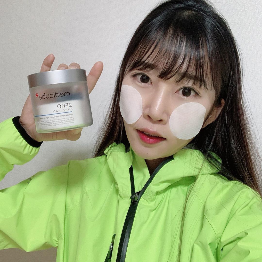 쩡돌이 운동하는여자 🌸 JJUNGDORI 🌸 on Instagram: “⠀ 운동가기전, 세안후 나의 애정템 메디큐브 제로모공패드❤️ 퇴근 후 운돈가기전 패드하나 꺼내서 쓰윽~닦고 운동 후 세안하고 피부결대로 쓱쓱 닦아주면 광이남❤️ 괜히 면세점 판매 1위가 아님 ㅋ 믿고 보는 유느님 광고 벌써 한통은 깔끔하게 비워주는…”