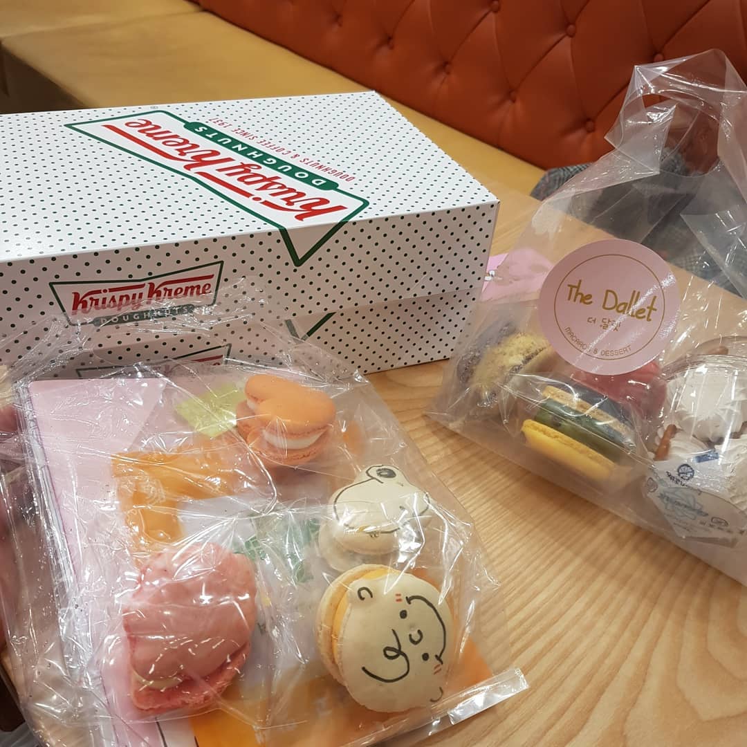 💫여행계획 짠 날!💫
계획만 짜도 행복하다💕
이번 크리스피 도넛 크리스마스 시즌 도넛 너무 귀엽다❤하지만 오리지널이 짱
마라탕이랑 흑당 한때 엄청 난리였는데 이제야 먹는다ㅎ 마라탕은 먹어본적 없는 신기한 맛..호불호 갈리던데 난 호!!
흑당버블티도 생긴건 엄청나게 달거같은데  생각보다 달진않았다 물론 안달다는건 아님!! #크리스피도넛 #크리스피도넛크리스마스 #크리스마스도넛 #마카롱 #캐릭터마카롱
#마라탕 #흑당버블티 #여행계획 #먹스타그램 #음식스타그램 #돼지그램🐷