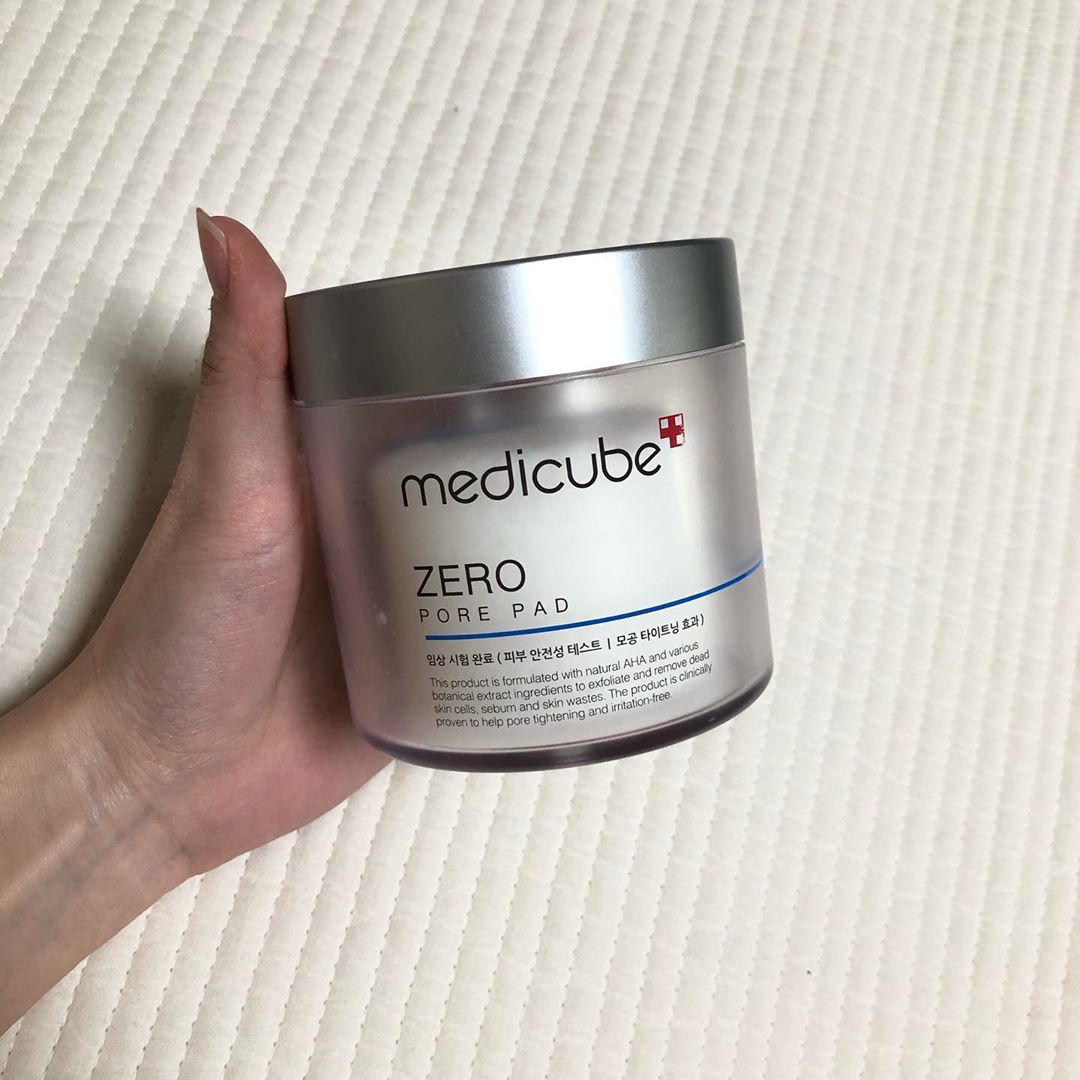 MIM's cosmetic on Instagram: “#밈밈리뷰 ⠀ #메디큐브 #제로모공패드 ⠀ 메디큐브 제로모공패드를 사용해봤어요!! 메디큐브가 여드름 관련 제품들이 유명한 회사인 것은 알고 있었지만 패드는 또 처음이네요ㅎㅎ ⠀ 단순히 각질만 제거해주는 다른 패드들과 달리 제로모공패드는 모공 수축…”