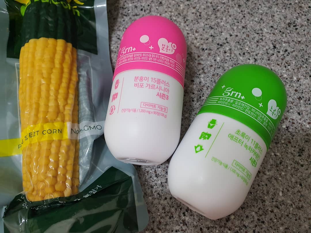 - on Instagram: “점심은 간단히 #다이어트식단 두통째 먹고 있는 분홍이, 초록이 식전, 식후 한알씩 하루 두번 섭취. 탄수화물이 지방으로 합성되는 것을 억제하는 #분홍이 체지방 감소, 항산화, 혈중 콜레스테롤 개선에  도움을 줄 수 있는 #초록이 알약이지만 먹는데…”