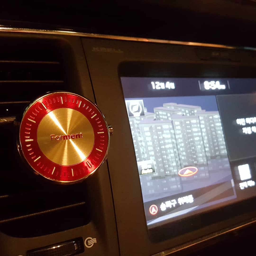 좌충우돌 군인엄마와 반짝반짝 빛나는 삼형제 on Instagram: “차량용 방향제  아이언맨을 연상시키는 레드와 골드의 조합 향 조절이 가능한 스펀지도 들어있다  내 차에 쓰려고 했는데 남편이 먼저 선수침 . . . #포맨트 #forment #퍼퓸썸퓨저 #코튼허그 #코튼키스 #차량용방향제 #차량용디퓨저 #AD…”