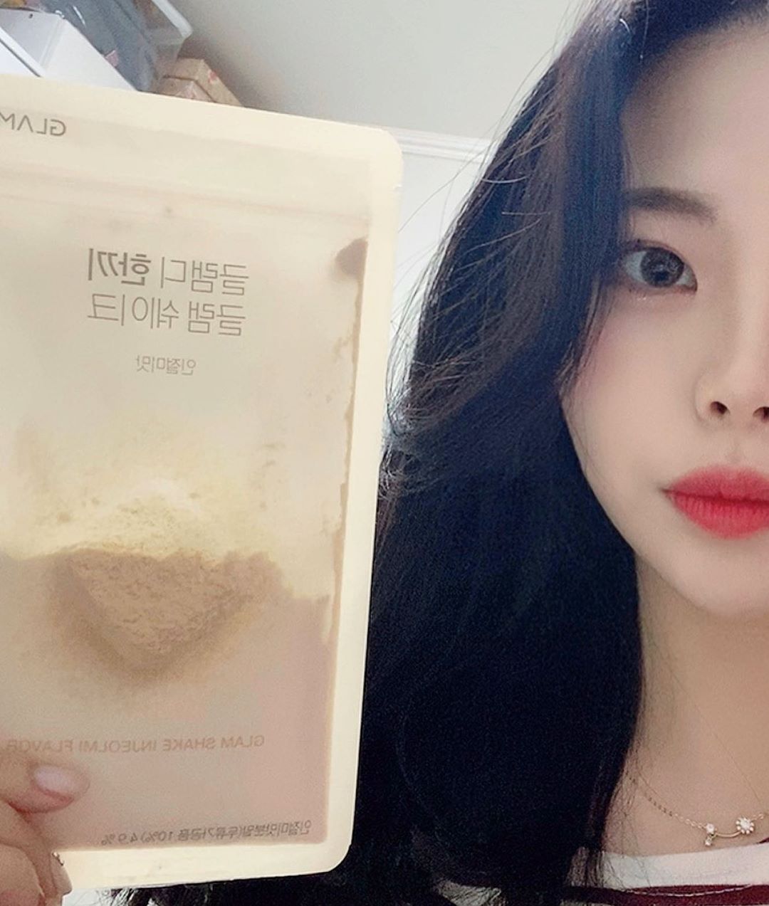 김고은 on Instagram: “굶지말고 맛있게 #한끼글램쉐이크 로 #다이어트 해요🥛
휴대하기도 너무 편하다는 장점 🤍
⠀⠀⠀⠀⠀⠀⠀⠀⠀⠀⠀⠀⠀⠀⠀⠀
#글램디 #glamd #다이어트식품 #AD #협찬 #제공상품”