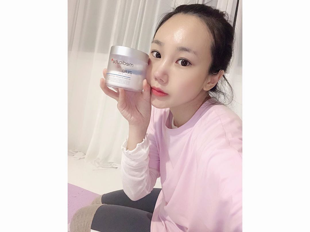 려은😙 on Instagram: “전에 쓰던 토너만큼이나 좋았던  메디큐브 모공패드💕☘️👍 화장솜을 따로 사용하지 않아도 되서 편한것도 너무 좋았고  미세먼지 세정력 임상 시험을 완료!! 모공 속에 남아 있는 미세먼지는 물론, 모공 속 묵은 각질과 노폐물을 제거하는 저자극 모공…”