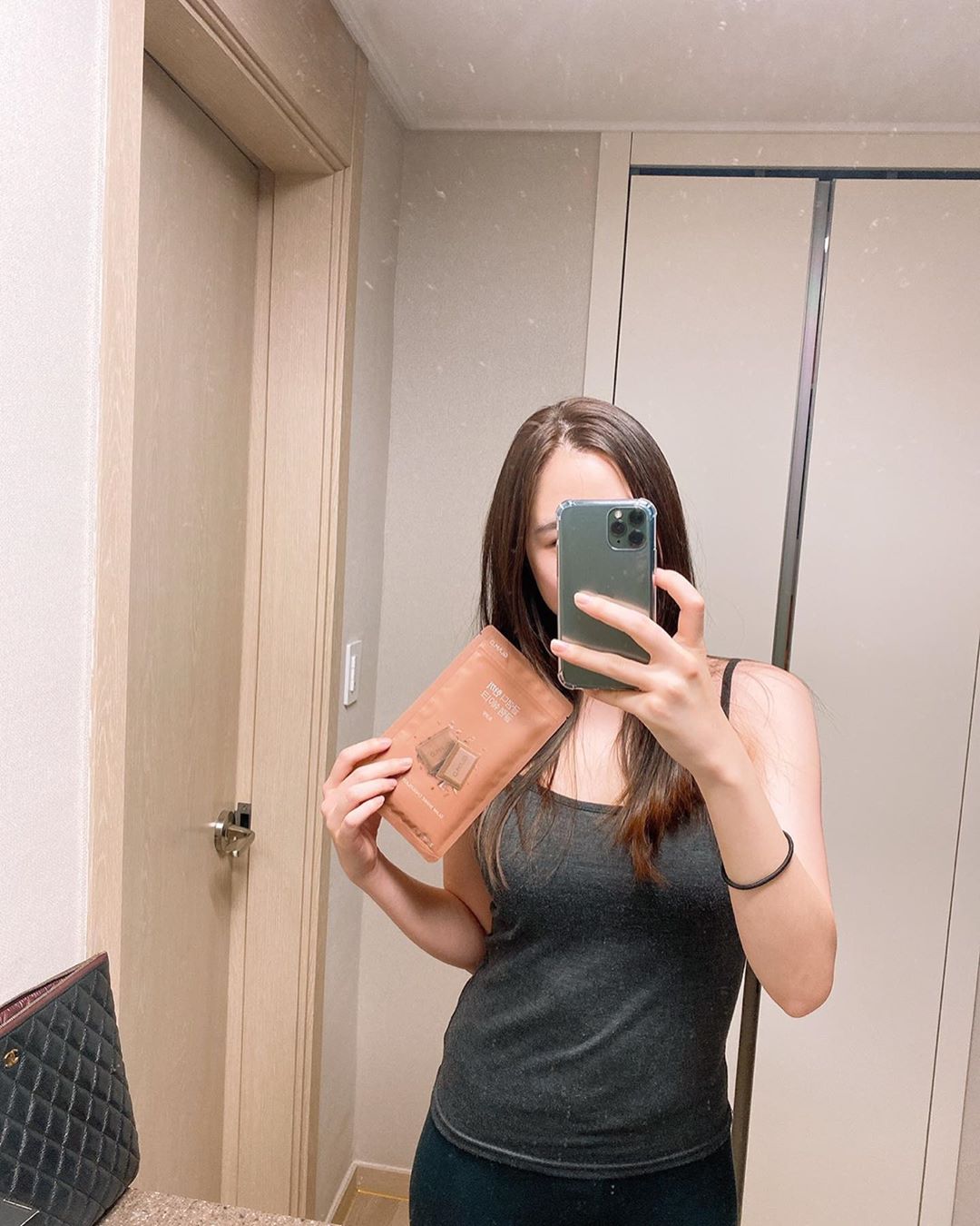 @jelly4049 on Instagram: “채원이 태어난지 곧 100일😊💜 이제 살살 운동하며 남은 살 빼야하는데ㅠㅠ 밖에 나가기 쉽지 않아서 홈트 시작했어요^.^ 운동하고 밥 대신 하루 한끼는 글램디 초코쉐이크 쉐킷쉐킷 진짜 달달한 초코우유 맛에 안에 씹히는 곡물이 가득 있어서 완전…”