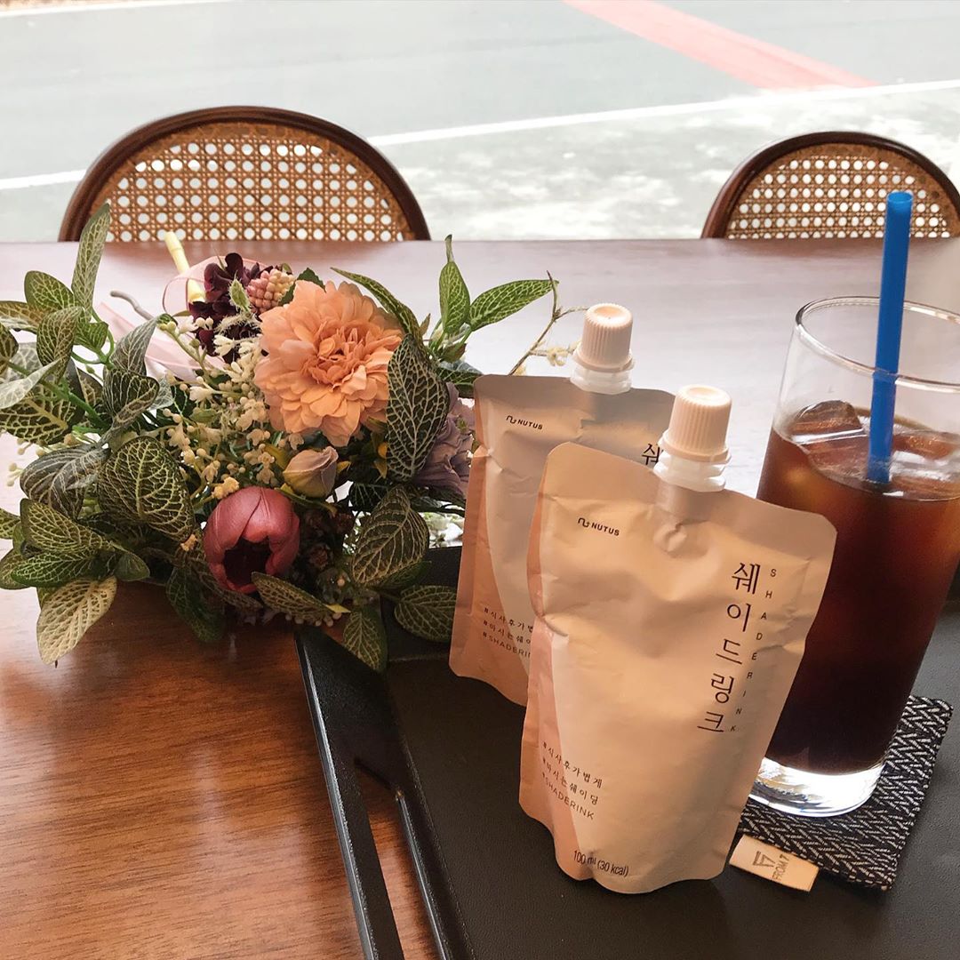 엄이언니:) on Instagram: “어제 점심에 피자, 파스타 먹고 한팩 저녁으론 오리고기 먹고 한팩 이르케 많이 먹었는데도 어제보다 오늘 더 살빠진 건 무엇🙄  내 살들은 모두 다 붓기였어요 👍🏻 #하루두번 #잊지마세요  #쉐이드링크 #shaderink #네이버1위 #붓기차…”