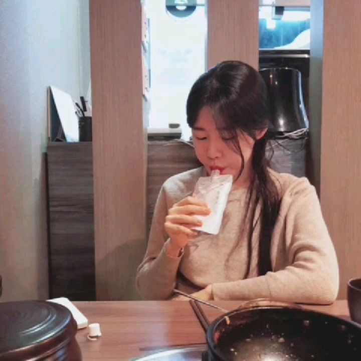 사람냄새나는 사람이길.. on Instagram: “식후에 꼭 챙겨마시기😉 진짜 잘붓는..나란여자.. 뭘해도 부음.. 음식도 매운음식 엄청 좋아함 ... 쉐이트링크는 네이버 스토어 붓기차판매1위제품답게 저녁식사후나 자기직전 마시면 다음날 확실히 덜 붓는다 ㅋㅋㅋ👍 17가지 한방식물원료로 몸에도 좋아…”