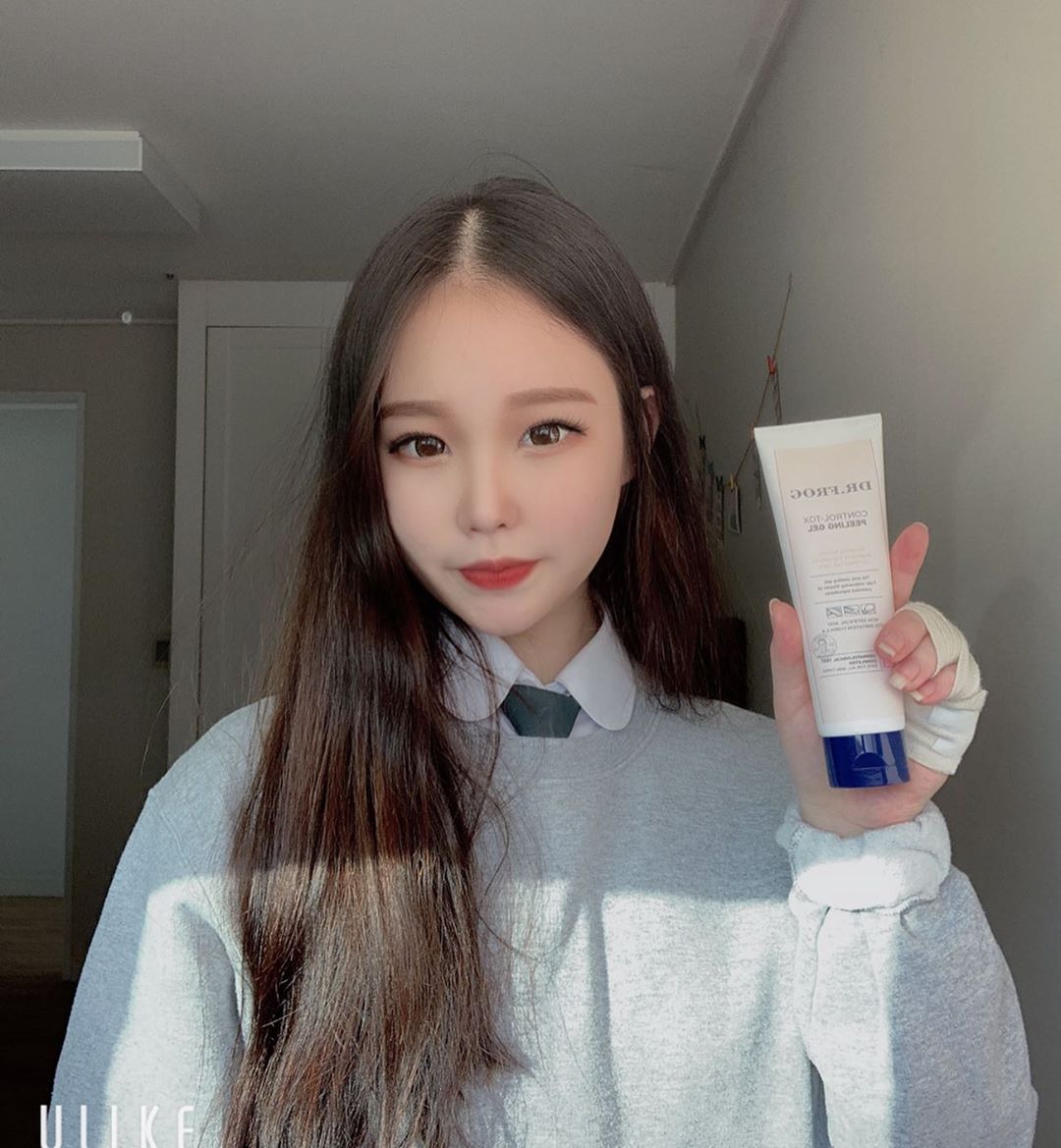 ⚜️LeeJW⚜️ on Instagram: “🌹닥터프로그 필링젤🌹 • • 🥀 화장발 잘 받는 촉촉 매끈한 깐달걀 피부로 만들어주는 저자극 필링젤 • 🥀 인위적으로 각질을 만들어내는 셀룰로오스가 들어있지않고 피부각질에만 반응하는 성분이 함유된 진짜 필링젤 • 🥀 비차민C와 시트러스계열 추출물이…”