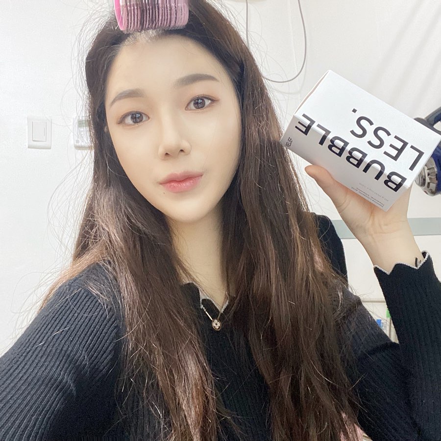 진미장살롱_슬기 💇🏻‍♂️ on Instagram: “월경전증후군때문에 주먹으루 다 부시고 다니는 나한테 딱이네 ^^;,,,, 생각보다 알약이 커서 무서웠는데 아무맛도 안나서 거북하지도않당 🙃 . ✔️ 감마리놀렌산이 함유되어 있어서 월경전증후군 해소에 도움이 된데용 ✔️비타민C, 스트레스로 인한…”
