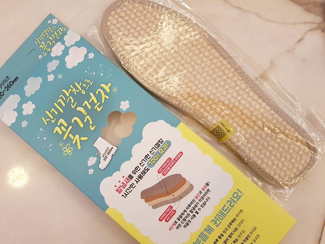 lovely지혜 on Instagram: “#신기깔창 신발깔창추천  구두신고 오래 있는 신랑님 위해 하나장만 진짜 깔창 자체에서 천연 향이 나서  발냄새에 좋은거 같음 !! ✅마원단으로 통기성이 우수 ✅천연원단+천연물질+천연마원단+천연고무액 등 4단계로 꼼꼼하게 체계적 구조 ✅천연복합마원단…”