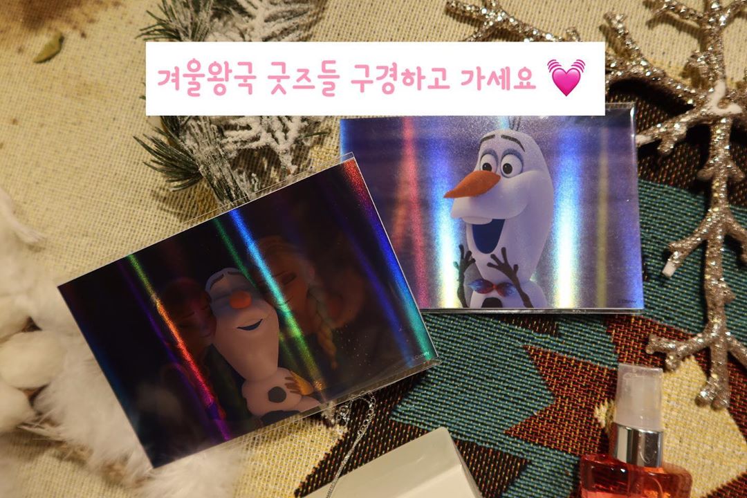 BOMBOM 🌸 on Instagram: “사진만 봐도 행복해지는 겨울왕국 굿즈들 🧡💜🧡💜 . 영화 < 겨울왕국2 >에 맞춰 다양한 상품들이 쏟아져 나왔다고 해요 ღ˘◡˘ற♡.｡oO #내통장눈못감아  진짜 너무너무 예뻐서ㅜㅠ 사진 남겨보았어요!! 애정 듬뿍듬뿍 담은 사진들 💖 그 자체만으로도…”