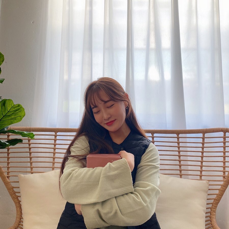 @jina_rang_ on Instagram: “가볍지만 든든하게 먹을 수 있는 글램디 한끼 쉐이크에요🍫 저는 초코맛인데 정말 진하고 맛있는데 205칼로리 밖에 안 돼서 다이어트 할 때 초코가 너무 먹고 싶을 때 먹으면 딱 좋을 것 같아요😆 안에는 곤약플레이크, 볶음압맥, 오트볼, 라이스크리스피,…”