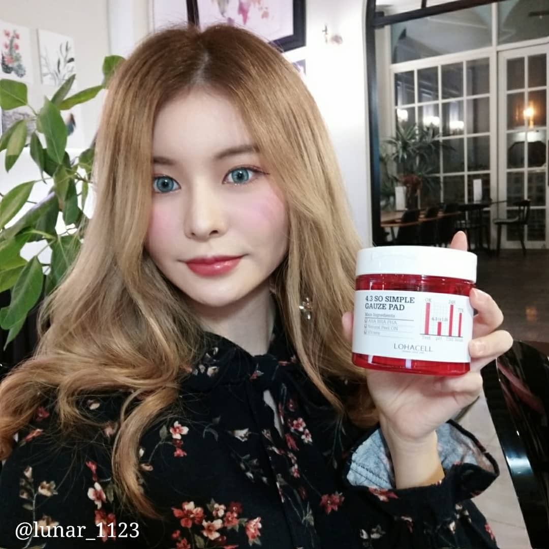 루나model/influencer🌙 on Instagram: “외출 준비로 정신없는 아침에  피부 결 정돈 한번에 해주는 쏘 심플 패드! 가지고 다니면서 수정화장 할 때에도 편하고, 자기 전에는 피부 진정까지 시켜주는 만능템ㅎㅎ . . . . . #로하셀 #lohacell #로하셀피부재난응급패드…”