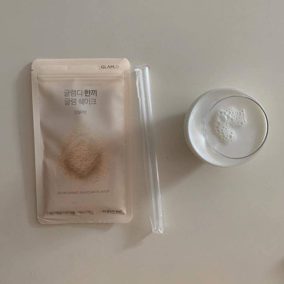 (💛) on Instagram: “⠀ 바쁜 아침, 💦 간단하게 먹기 좋은 선식은 먹으려면 어딘가에 타야하고 먹고나서 설거지까지 해줘야 하는 번거로움이 있는데, 글램디 한끼글램쉐이크는 지퍼백을 뜯고 🥛우유 or 🥤물을 넣어 쉑쉑 흔들어서 빨대 꽂아 먹으면 되니 아주아주 간편행. ⠀…”