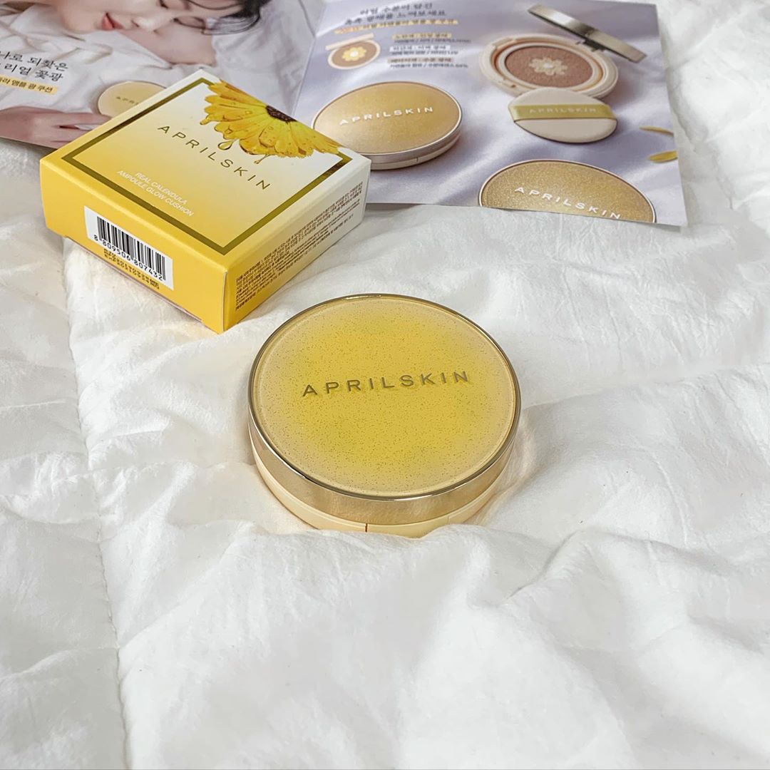 Like it ღ'ᴗ'ღ on Instagram: “Real Calendula Ampoule Glow Gushion 진정 + 수분 + 미백을 모두 담은 3중 기능 , 꽃광 커버는 물론 진정까지 🥺 진정 성분으루 카렌룰라 ( 외부 자극으로부터 진정 ) , 시카 ( 피부 보호 ) , 마데카소사이드 (…”