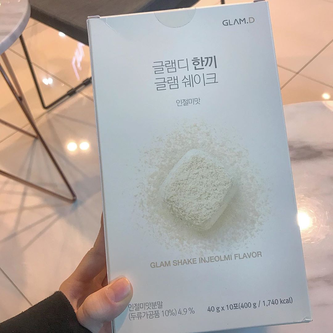 홍하나임 on Instagram: “요즘 1년째 집 나갔다가 돌아올 생각을 안 하는 복근 되찾기 프로젝트 중😳😳 이 쉐이크 칼로리는 적은데 포만감 대박이다😆아침에 폭식하는 게 일상인데  아침 먹는 양이 많이 줄었어 크크 지금 홈페이지에서 완전 세일 중❣️ . . #글램디 #glamd…”