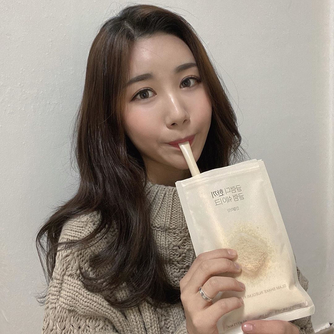 박지연 on Instagram: “인절미맛 쉐이크라니🖤
⠀⠀⠀⠀⠀⠀⠀ ⠀⠀⠀⠀⠀⠀ ⠀⠀⠀⠀⠀⠀⠀
#글램디 #glamd #한끼글램쉐이크 #다이어트 #다이어트식품 #다이어트간식 #다이어트쉐이크 #추천템 #AD”