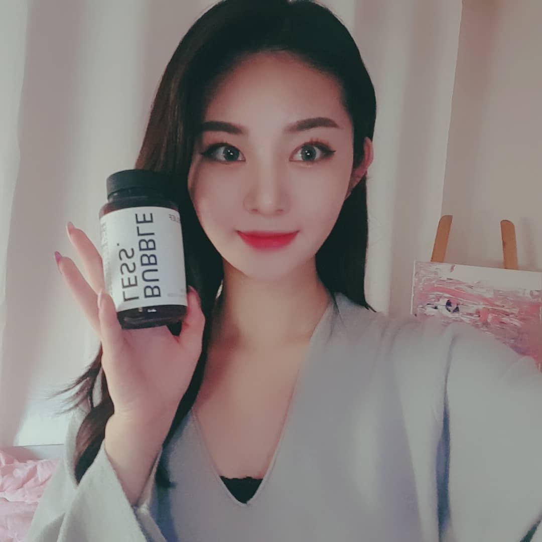 김보미 on Instagram: “꺄 ❤❤ 알약도 보석같이 넘나 예쁜것 ❤ 월경전 변화에 의한 불편한 상태개선에 도움을 줄수있는 '감미리놀렌산'이 함유되어있다고 합니다. 그래서 저도 월경전 증후군 해소에 도움이 되었던 것 같아요  비타민C 등 많은 영양분도 함께 들어있어서…”