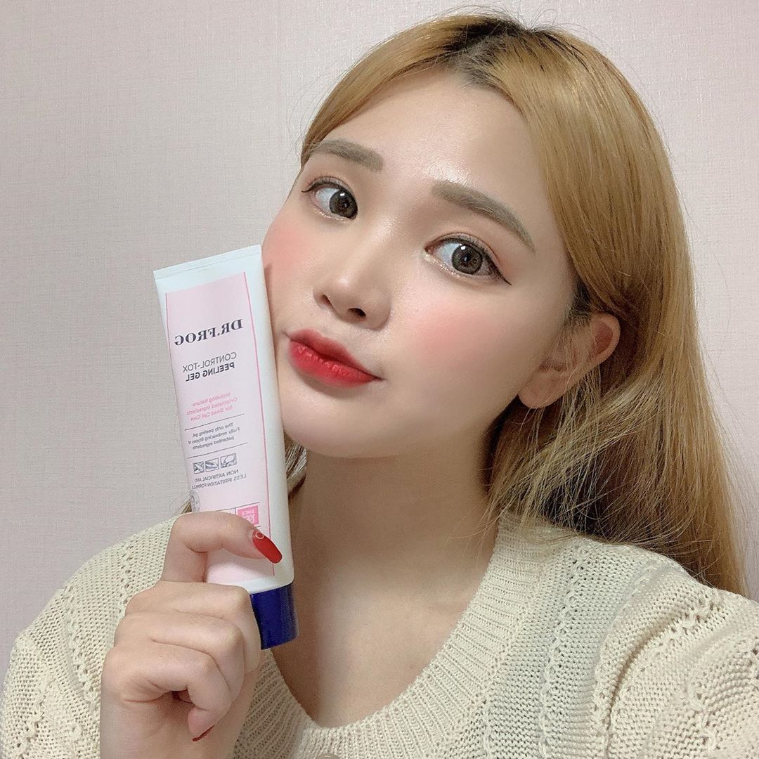 김수아 on Instagram: “요새 갑자기 추워진 날씨 덕에 피부가 건조해지고 엉망이라 고민이었는데 🤨 이 제품을 만나고 고민이 사라졌어요 😳 1+1+1 역대급 대용량 구성에 가격도 합리적이라 친구들과 나눠 쓰기에도 좋아요 *10,900원으로 올리브영에서 할인 판매 중 (세일…”