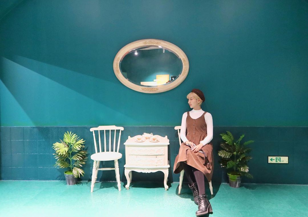 BOMBOM 🌸 on Instagram: “예쁜곳에 밍블리랑 💖💖 #인생사진 #프로필각보소 #행복 ❣️ . 🧡💜 #내이름은빨강머리앤 전시 꿀팁 🧡💜 _ 👉🏻 티켓할인 무려 반값할인 되더라구요!! 언제까지 할지 모르니 빠르게 겟 ✨ 키링, 핀뱃지, 엽서5종등도 받을 수 있는 MD PKG…”