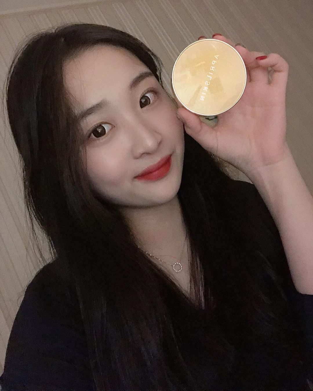 이온 on Instagram: “#에이프릴스킨 #aprilskin #리얼카렌둘라앰플광쿠션 #카렌둘라쿠션 #겨울쿠션 #광채쿠션 #쿠션추천 #추천템 #AD @aprilskin_korea”