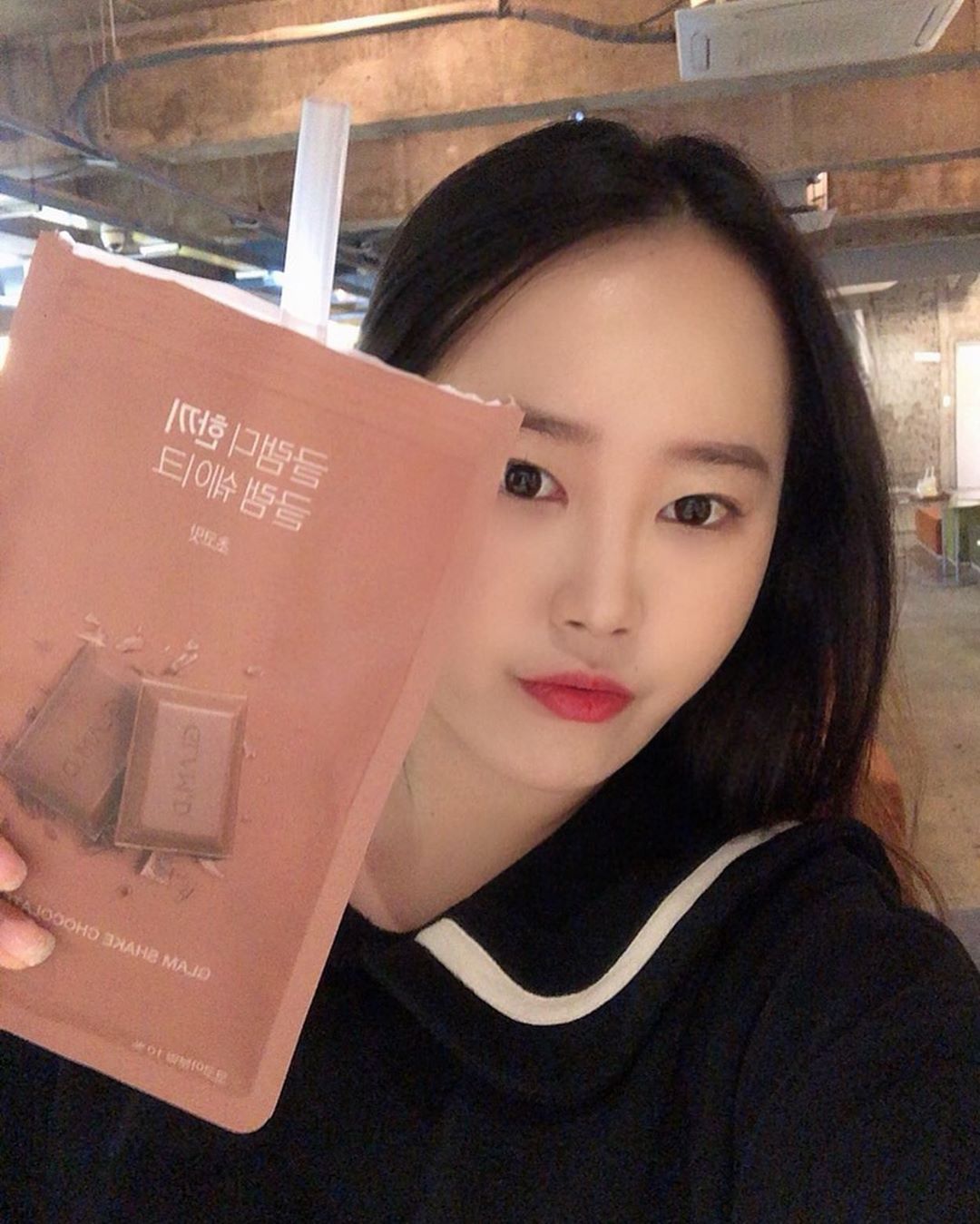 소정이랑 서준이랑 영원히 on Instagram: “제품도 너무 맛있고 먹기 쉬워서 밥대신 손이 절로 가는 쉐이크 😝 우유대신 물 넣어도 밍밍하지 않네유 ? 5가지 뮤즐리가 씹혀서 씹는 재미까지 최고 ! . 홈트레이닝 동영상, 운동 계획표까지 제공해주니 이민한 다이어트 플래너가 없당 (๑╹ω╹๑ )…”