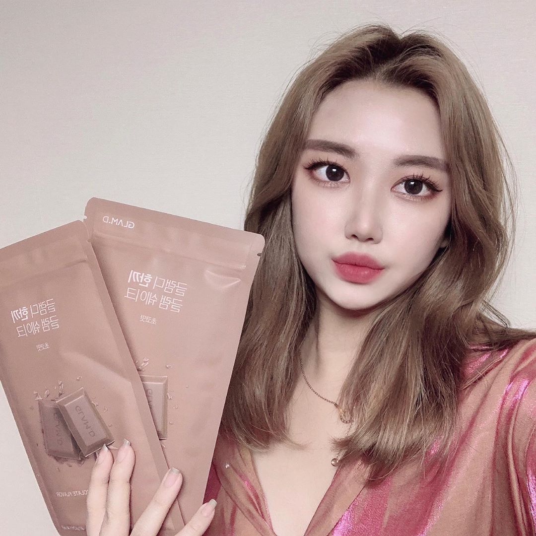 채연 on Instagram: “우유, 물만 있으면 어디서든 간편하게 먹을 수 있는 한끼! 뮤즐리가 많아 씹는맛이 있어 더욱 포만감이 느껴져요 한끼 식사 대용으로 다양한 영양소도 들어있는 글램디 한끼 글램쉐이크👍👍👍 요샌 배고플때마다 간식대용으로 즐겨 먹어용❤️❤️❤️ . . .…”