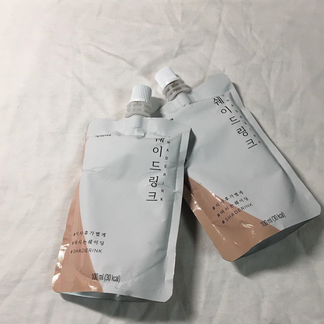 박유진 (유짱ღ) on Instagram: “아침에 얼굴 부을 때가 많은데 쉐이드링크 마시면 눈이 가벼워지는 느낌이에요 :)”