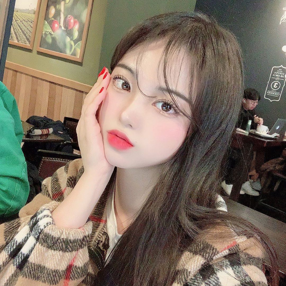 로레니 on Instagram: “시험 때문에 수면패턴도 망가지고 
메이크업으로 망가지고 있는 내 피부 또 로하셀이 살렸다 🧸🤎”